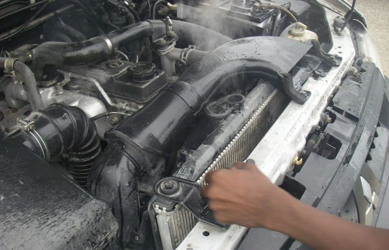 có khói bốc lên từ khoang động cơ