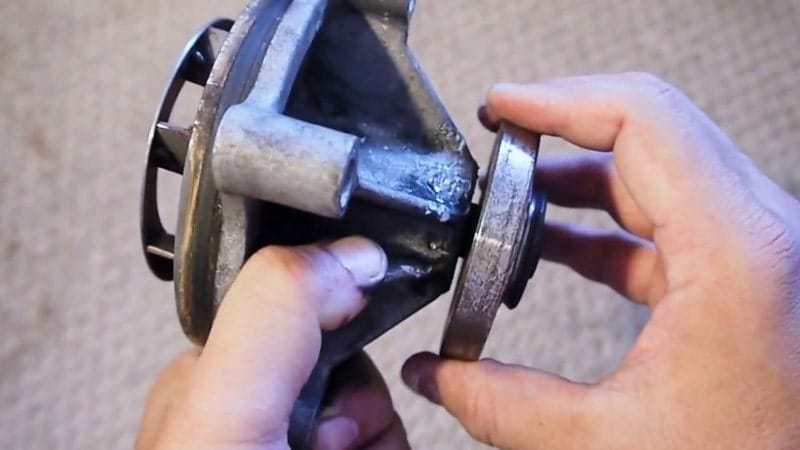 tiếng kêu ở trục bơm nước làm mát ô tô